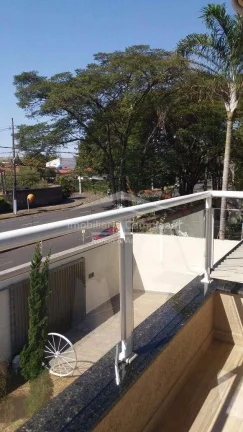 Imagem Casa espaçosa com 4 quartos, 1 suíte, 4 banheiros e diversas comodidades

Esta casa ampla oferece ...