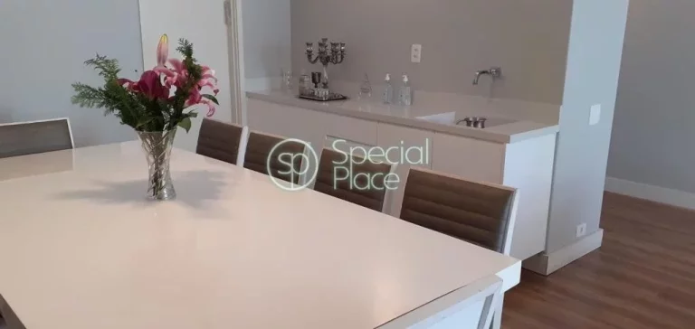 Imagem Apto totalmente reformado e amplo em localizaÃ§Ã£o excepcional! PÃ© direito alto e living com janelÃ...