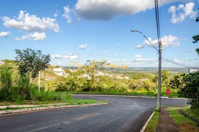 Imagem Lote com 1.000 m ² na Alameda das Tulipas - Parte Alta do condomínio.