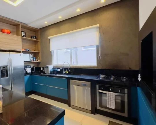 Imagem Casa mobiliada em condomínio fechado com 3 suítes e 4 vagas de garagem em Camboriú