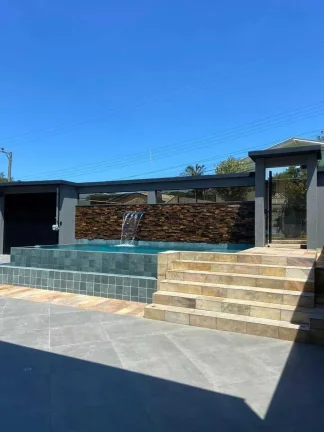 Imagem Casa nova de alto padrão com 4 suítes e 3 vagas de garagem em Itajaí/SC