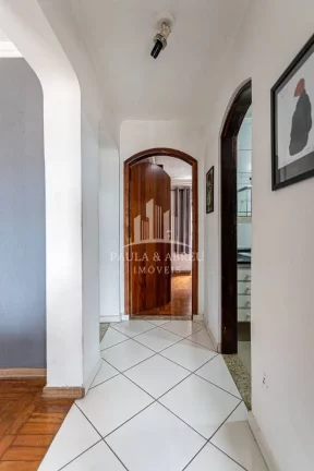 Imagem Excelente Assobradado de Esquina, 292m², 4 Quartos, 2 Suítes, 1 Vaga, Churrasqueira, Financia, está dividida em 2 casas, no Centro de Ribeirão Pires-SP