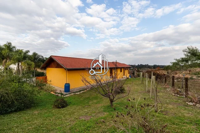 Imagem Casa de Madeira em Garapeira | 200m² | 2 Quartos (1 Suíte) | Terreno 3.561m² | Condomínio Fechad...