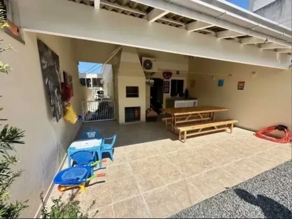 Imagem Sobrado alto padrão com 3 dormitórios e 3 vagas de garagem, com amplo jardim - Camboriú/SC