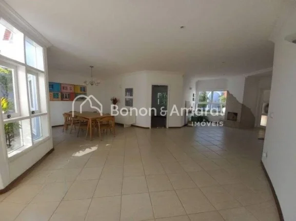 Imagem OPORTUNIDADE! 
Casa de alto padrão, bem situada no condomínio, em rua de pouco tráfego, ambientes...