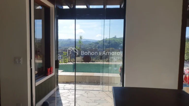 Imagem Linda residência em condomínio fechado, oferecendo três quartos, sendo duas suítes, sala ampla p...