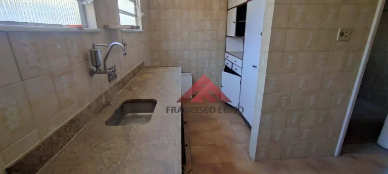 Imagem Apartamento tipo sobrado com generosos 110m² em rua fechada.