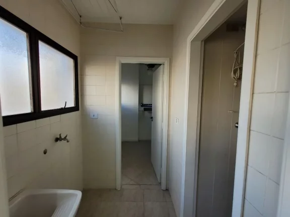 Imagem PITANGUEIRAS – DUAS QUADRAS DA PRAIA, EXCELETE APTO, ANDAR BAIXO, CLARO E SUPER AREJADO, RICO EM ARMÁRIOS, GARAGEM DEMARCADA NO PRÉDIO, COND. BAIXO