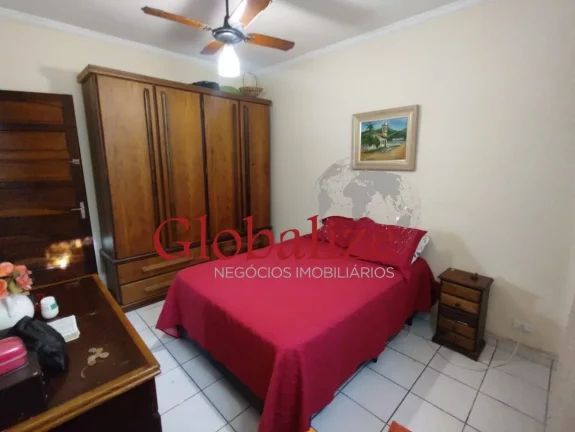 Imagem Casa com 3 dormitório aconchegante com garagem e quintal nas laterais e nos fundos bairro Radio Clube na ZN em Santos (SP) por R$.600.000,00 !