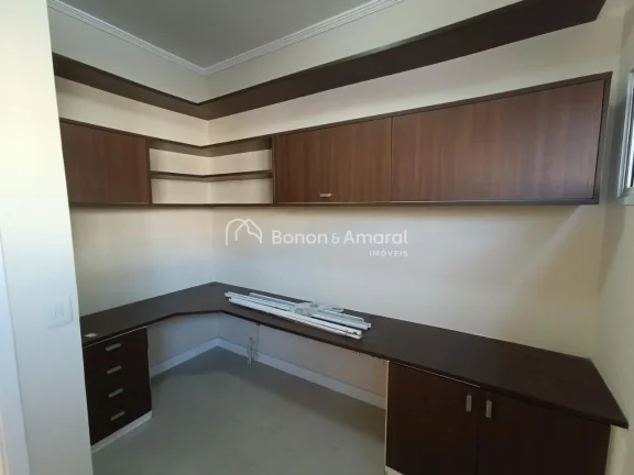 Imagem O imóvel conta com três dormitórios, sendo uma suíte, ampla sala para dois ambientes e garagem p...