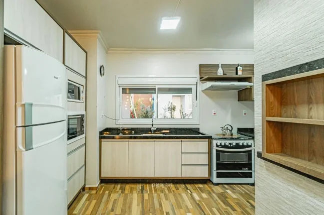 Imagem Venda de Sobrado de Alto Padrão no Clube Náutico, Toledo-PR: 3 Quartos, 1 Suíte, 2 Salas, 3 Banheiros, 4 Vagas, 193m².