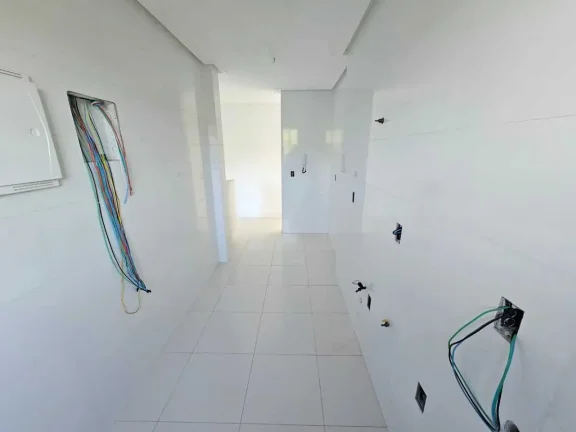 Imagem Apartamento com 2 dormitórios sendo 1 suíte e 1 vaga de garagem em Balneário Camboriú/SC