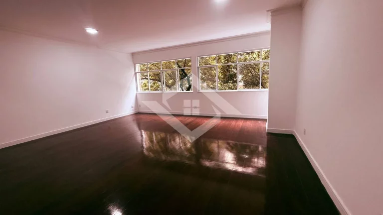 Imagem Apartamento de 4 Quartos Reformado no Posto 4 de Copacabana – Venda Direta!