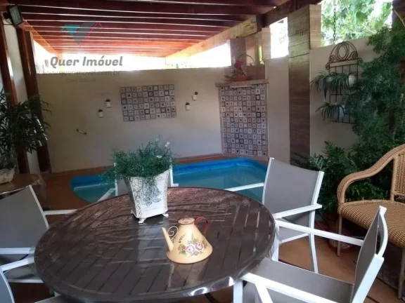 Imagem Luxuosa casa em condomínio à venda em Ribeirão Preto-SP, no bairro Ribeirânia. Condomínio Parque das Figueiras. 4 quartos, 4 suítes, 3 salas, 6 banheiros, 2 vagas de garagem. 320,00 m² de área. Imperdível com a Quer Imóvel Negócios Imobiliários.