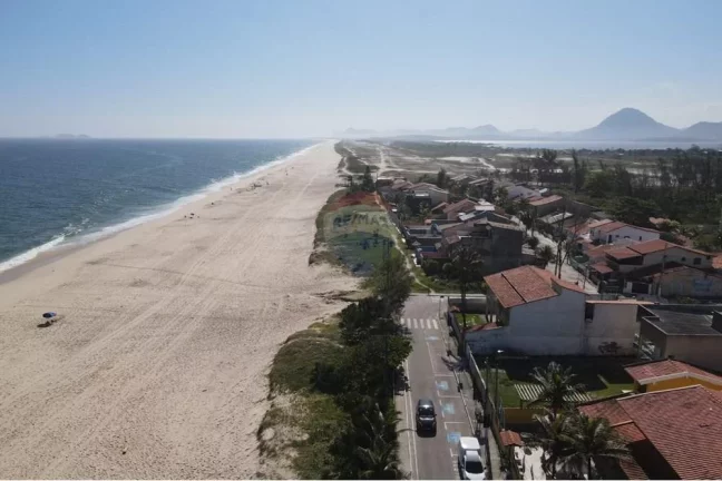 Imagem Terreno plano e murado de frente para o mar na barra de Maricá.