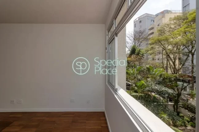 Imagem Apto com 129,23m² no Itaim Bibi Sala ampla para 2 ambientes com cozinha integrada e armários plane...