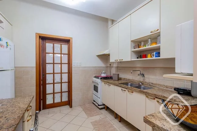 Imagem Casa ampla na Tristeza com terreno generoso e duas construções independentes.

Esta propriedade of...