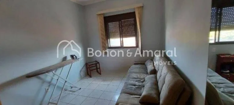 Imagem Apartamento com três quartos, incluindo uma suíte com elegantes armários embutidos. Uma ampla sal...