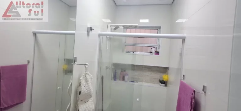 Imagem Casa à venda em Praia Grande-SP, bairro Vilamar, 2 quartos, 1 suíte, 1 sala, 2 banheiros, 95m². Confira já!