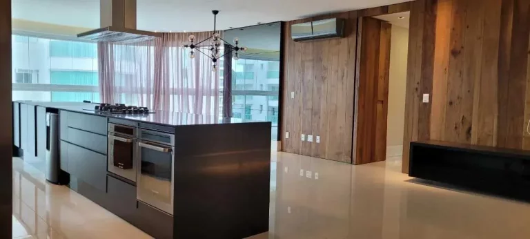 Imagem Apartamento mobiliado em condomínio fechado com 3 dormitórios sendo 1 suíte e 2 vagas de garagem em Itajaí/SC