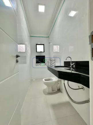 Imagem Casa com 3 Quartos 1 Suíte, Pé Direito Duplo e Amplo Quintal - em São José