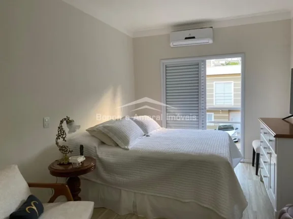 Imagem São 3 dormitórios sendo uma suíte, todos os quartos com ar condicionado.
3 banheiros, 2 salas, 2 ...