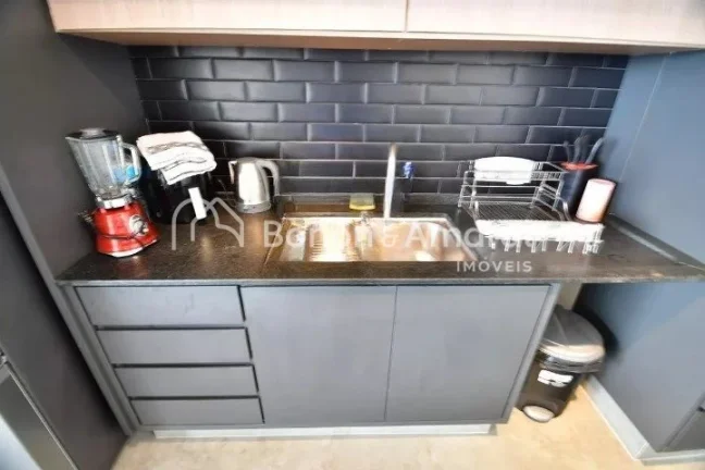 Imagem Esta elegante residência, construída há apenas 2 anos, está situada em um terreno de 450m² e po...