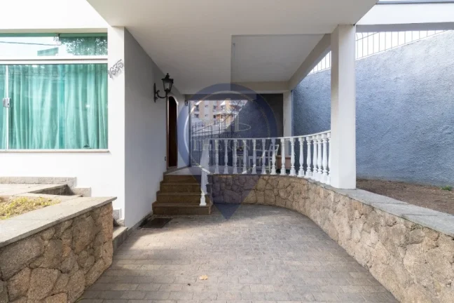 Imagem Casa à venda em São Paulo-SP, Alto de Pinheiros: 3 quartos, 1 suíte, 2 salas, 4 banheiros, 2 vagas, 162m². Confira!