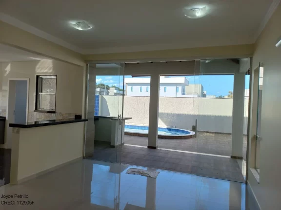 Imagem Casa de Alto Padrão à Venda em Condomínio Fechado na Cidade Litorânea de Peruíbe.