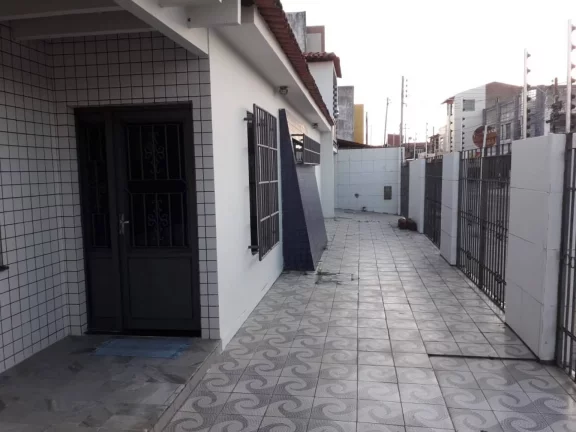 Imagem Casa à venda no Ponto Novo - Espaçosa, com 6 quartos, 5 vagas de garagem e excelente localização!