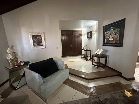 Imagem Casa 361m² em Terreno de 829m² – Campo Grande – 3 Suítes, 6 Banheiros, Energia S