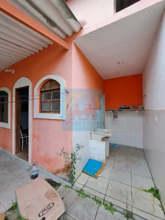 Imagem Casa à 200 metros da Praia de Mongaguá, com churrasqueira e garagem para dois veiculos 250mil
