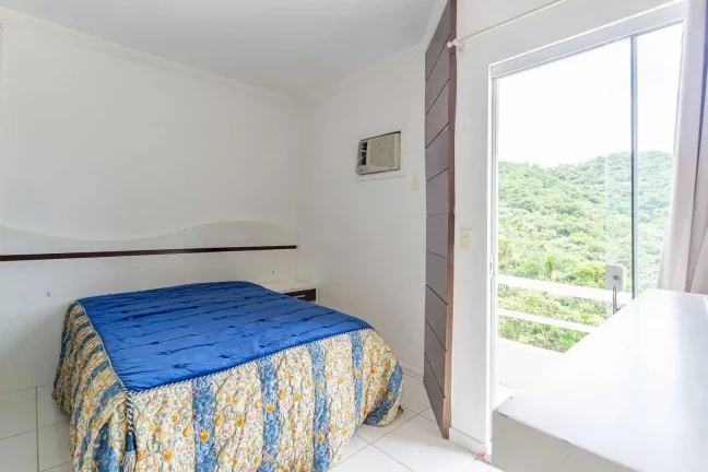 Imagem Casa com 4 dormitórios sendo 2 suítes e 2 vagas de garagem no Bairro Nações em Balneário Camboriú