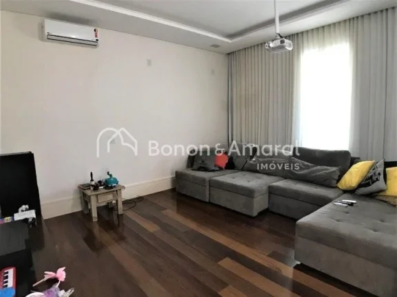Imagem Linda e espaçosa casa de condomínio com área de 704 m². O imóvel possui living com pé direito ...