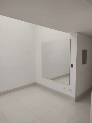 Imagem Excelente Duplex, com 4 dormitórios, sendo 2 suítes, 5 banheiros, 3 vagas de garagem, 3 salas, closet, piscina coberta