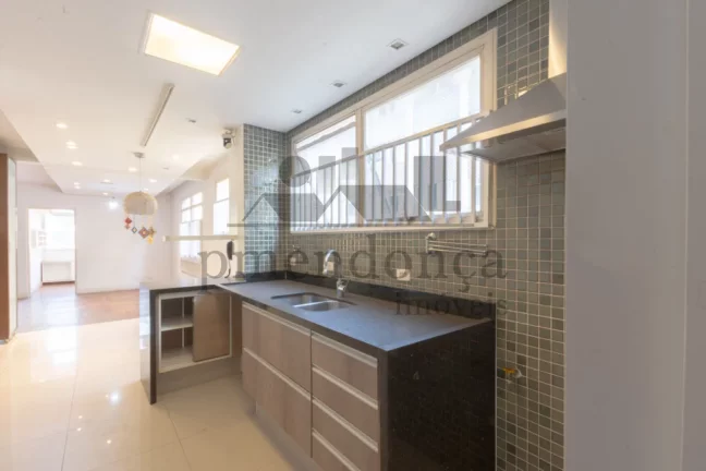 Imagem Apartamento reformado com 230m² em Higienópolis, 3 quartos (1 suíte) e 2 vagas.