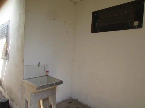 Imagem Encantadora casa de rua disponível para venda, localizada em um bairro tranquilo e de fácil acesso...