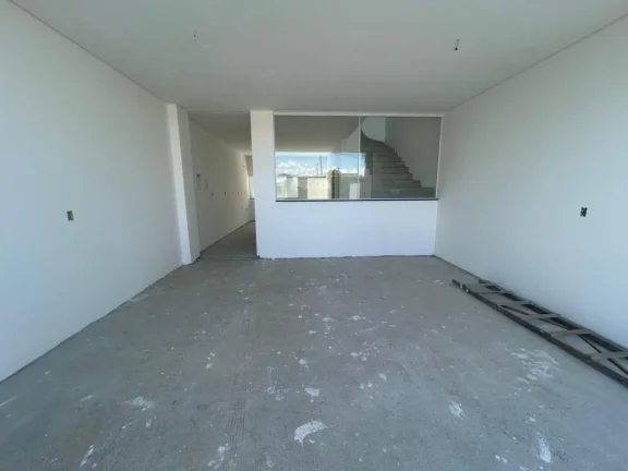 Imagem Sobrado de Alto Padrão à Venda em Navegantes-SC, Bairro Gravatá 3 Quartos sendo 1 Suíte, 1 Sala, 3 Banheiros, Adriano Carpes Imóveis