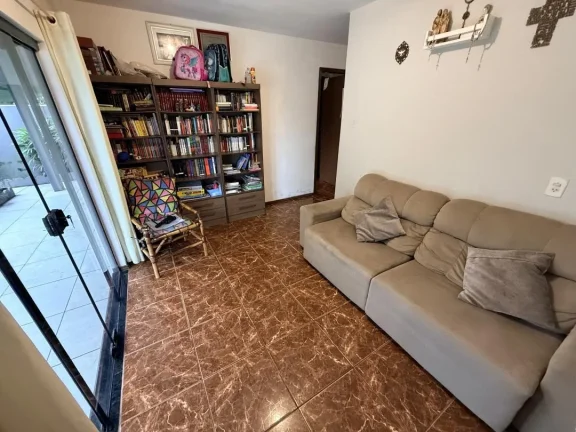 Imagem Casa com 305m² de área construída a apenas 170 metros do mar, mobiliada, 4 quartos (1 suíte) e 4 vagas no Centro de Navegantes no litoral Norte, Adriano Carpes Imóveis vende!