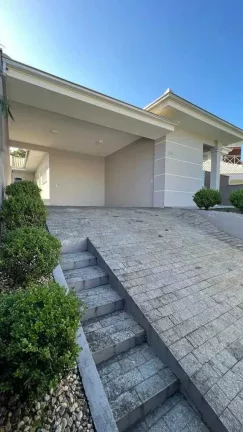 Imagem Casa Alto Padrão com 3 dormitórios sendo 1 suíte e 2 vagas - Floresta | Joinville/SC