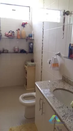 Imagem Lindo sobrado com 3 dormitórios, 4 vagas de garagem em bairro calmo e com amplo comercio nas proximidades, fácil acesso a principais avenidas.