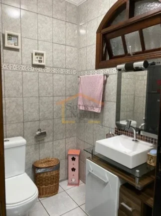 Imagem Casa térrea com 230m² de aréa util, dispõe de 3 dormitórios, sendo 1 suite com hidro, todos com...
