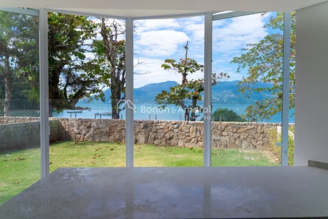 Imagem Casa a venda frente ao mar na Praia das Cigarras em São Sebastião, localizada em condomínio fecha...