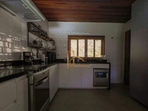 Imagem Casa Linear com 4 quartos e lazer privativo dentro de condomínio de Teresópolis