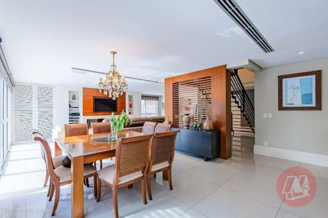 Imagem Casa de 310 m² com e suítes, 6 banheiros, 4 vagas, piscina e infraestrutura.