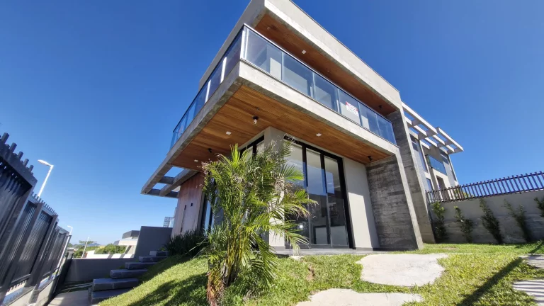 Imagem Oportunidade: Casa Alto Padrão à Venda no Bairro Ferraz em Garopaba-SC com Vista Mar!