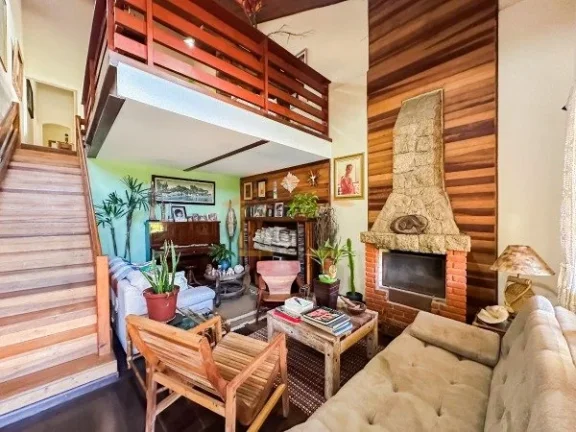 Casa com 330m² de área construída e terreno de 1.050m². Possui 4 dormitórios, sendo 2 suítes, ...