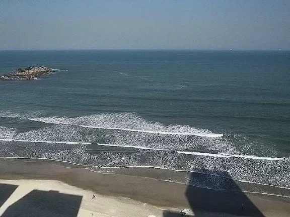 Imagem Pitangueiras - Maravilhosa cobertura, frente total para o mar e área de lazer no prédio.
