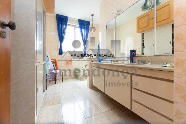 Imagem Belíssimo apartamento, amplo e bem distribuído, totalmente reformado, living para 02 ambientes, te...