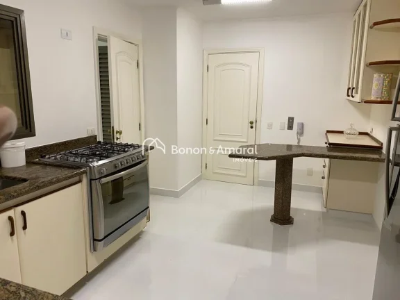 Imagem Lindo e espaçoso apartamento com 218m² de área. Recém reformado, possui 4 dormitórios, sendo 2 ...